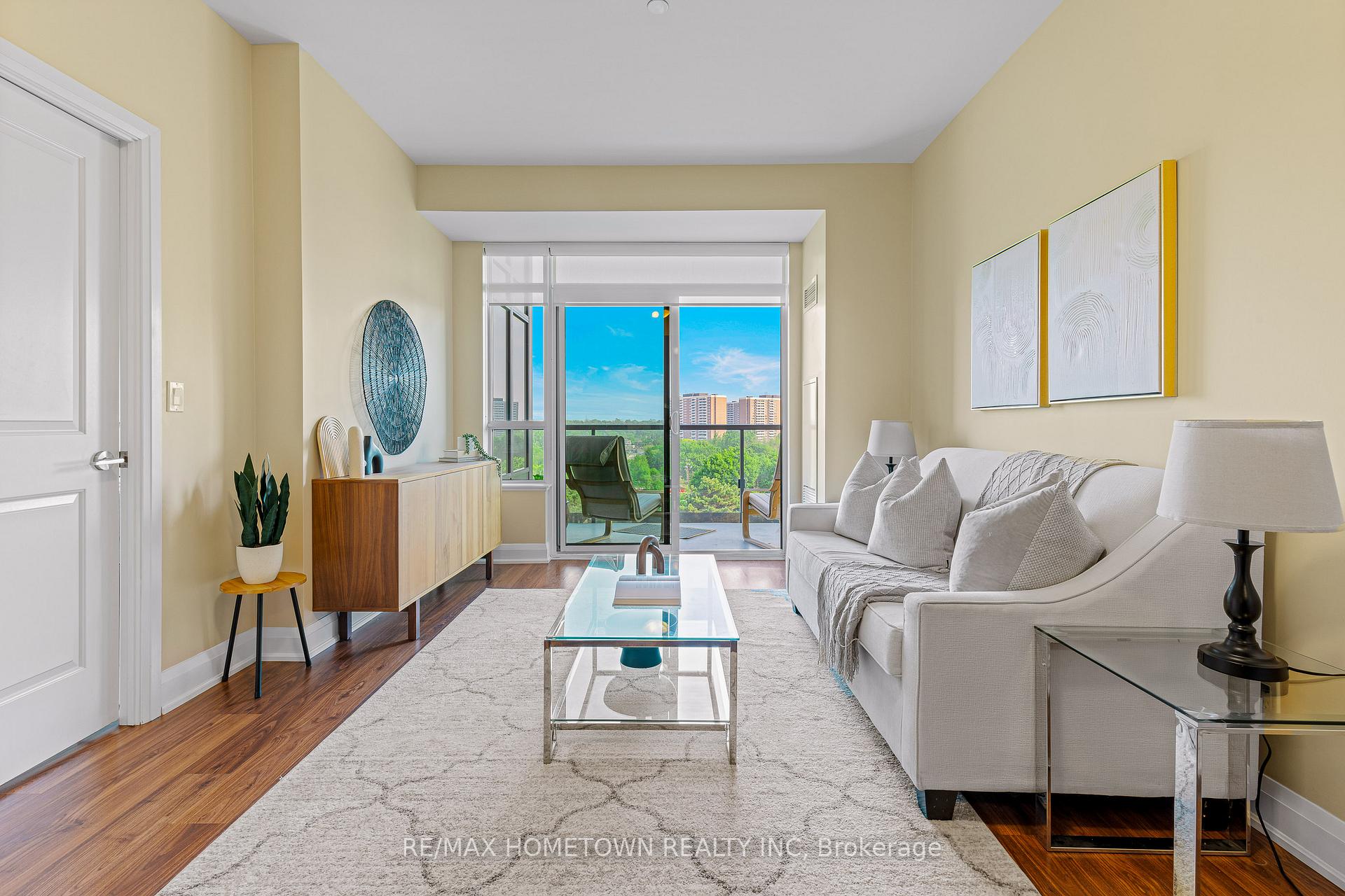 2 Bedrooms Condo at 35 Fontenay, Toronto For sale