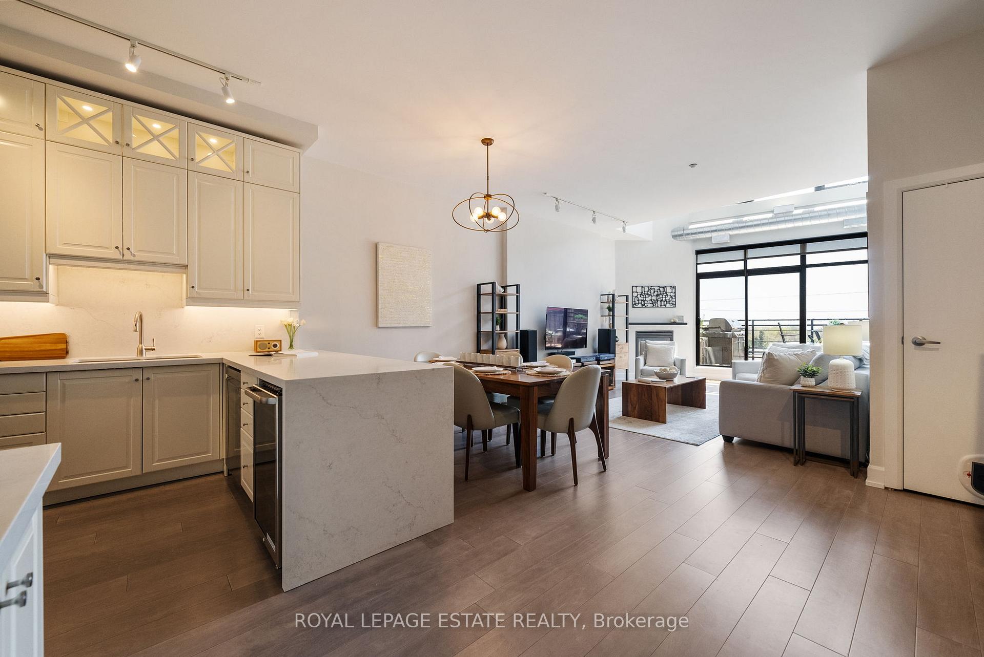 2 Bedrooms Condo at 160 Fallingbrook, Toronto For sale