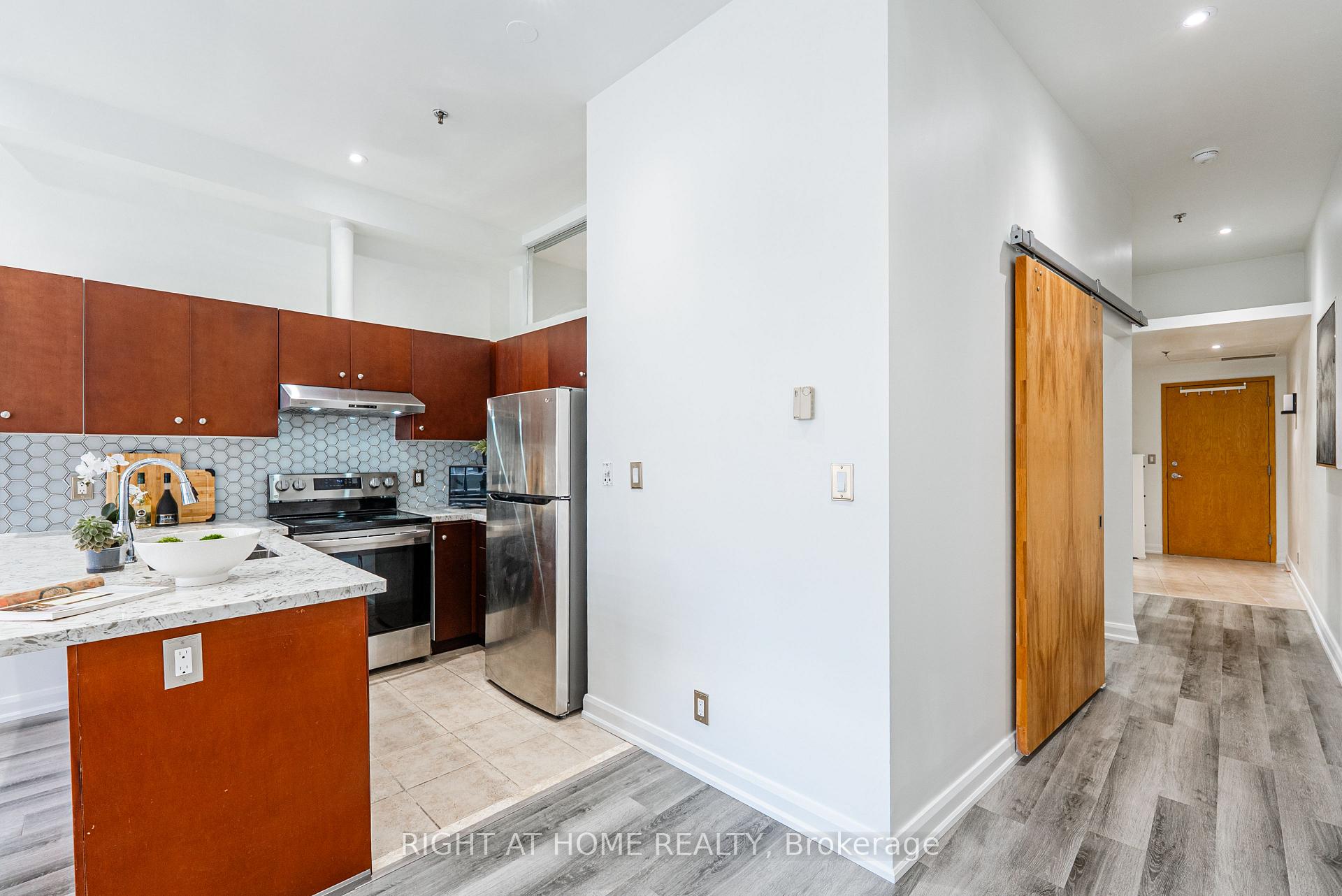2 Bedrooms Condo at 700 King, Toronto For sale
