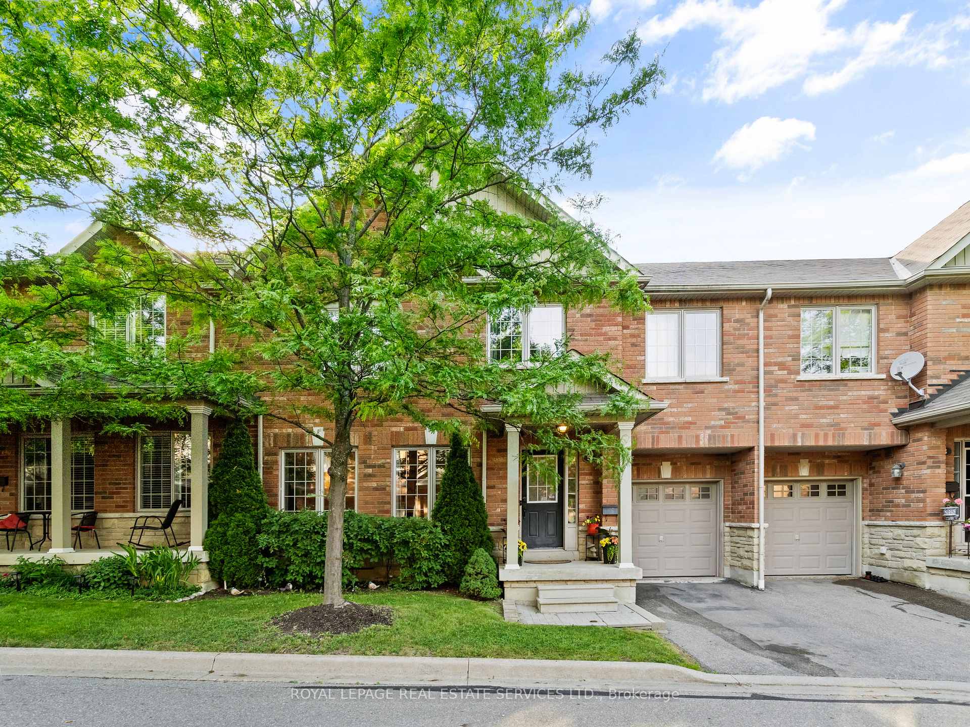 3 Bedrooms Condo at 3040 Fifth, Mississauga For sale