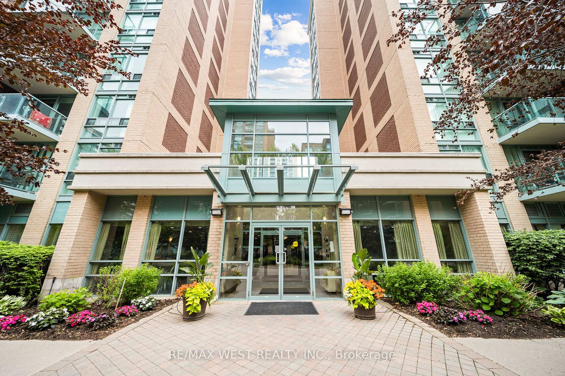 2 Bedrooms Condo at 7 Michael Power, Toronto For sale