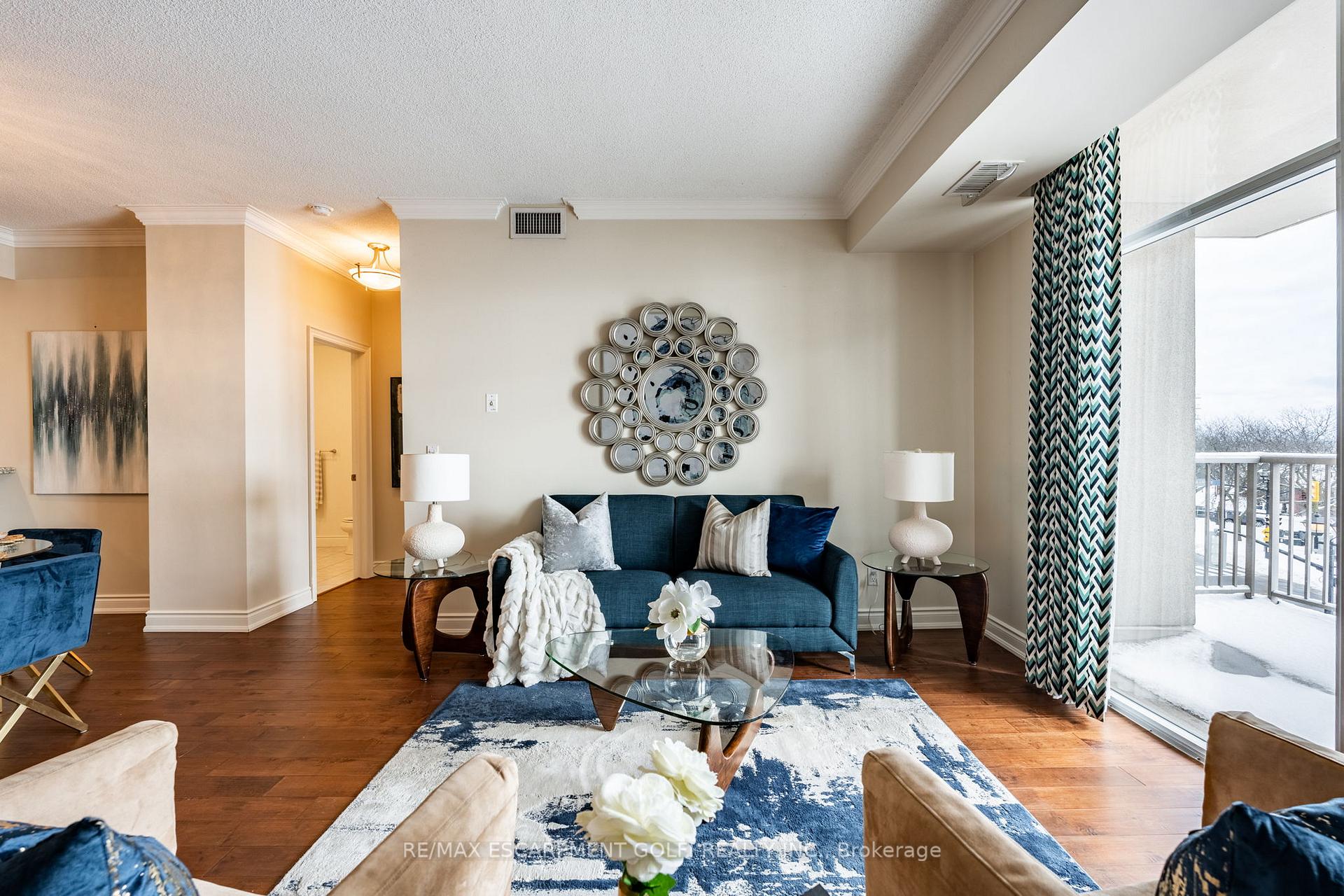 2 Bedrooms Condo at 1477 Lakeshore, Burlington For sale