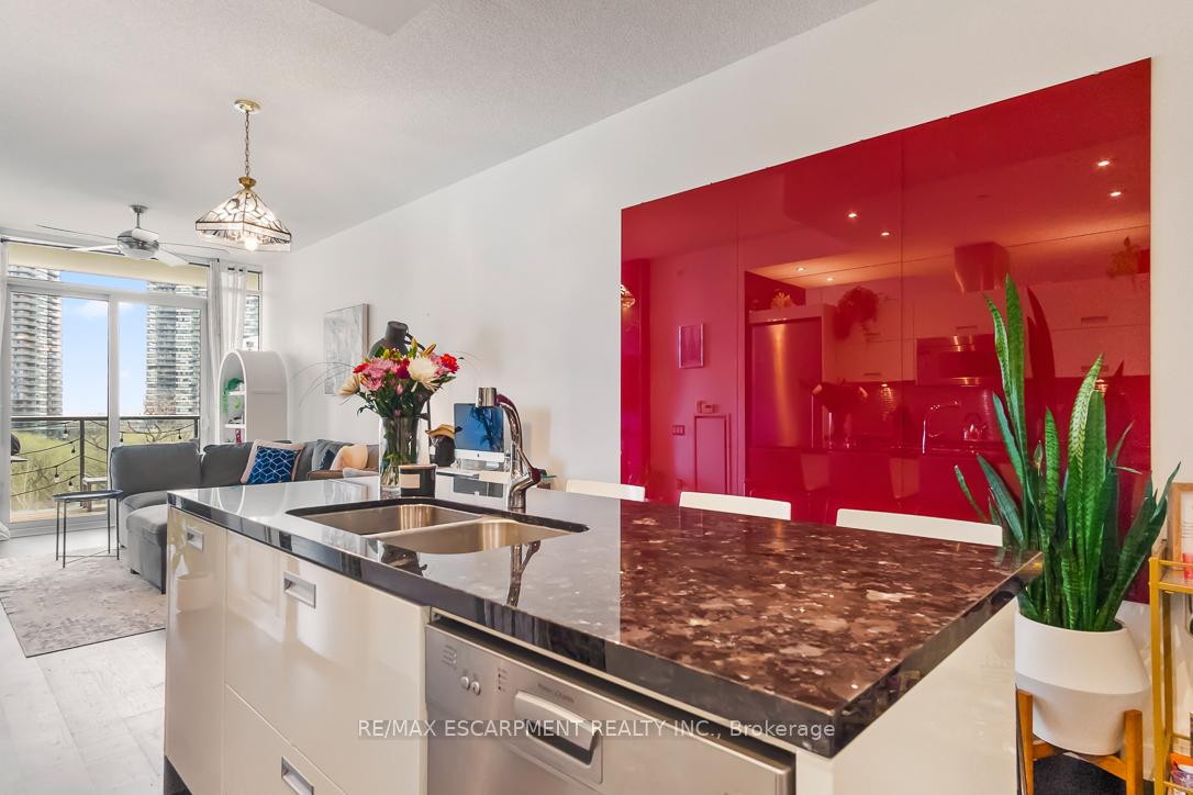 2 Bedrooms Condo at 88 Park Lawn,  Toronto For sale