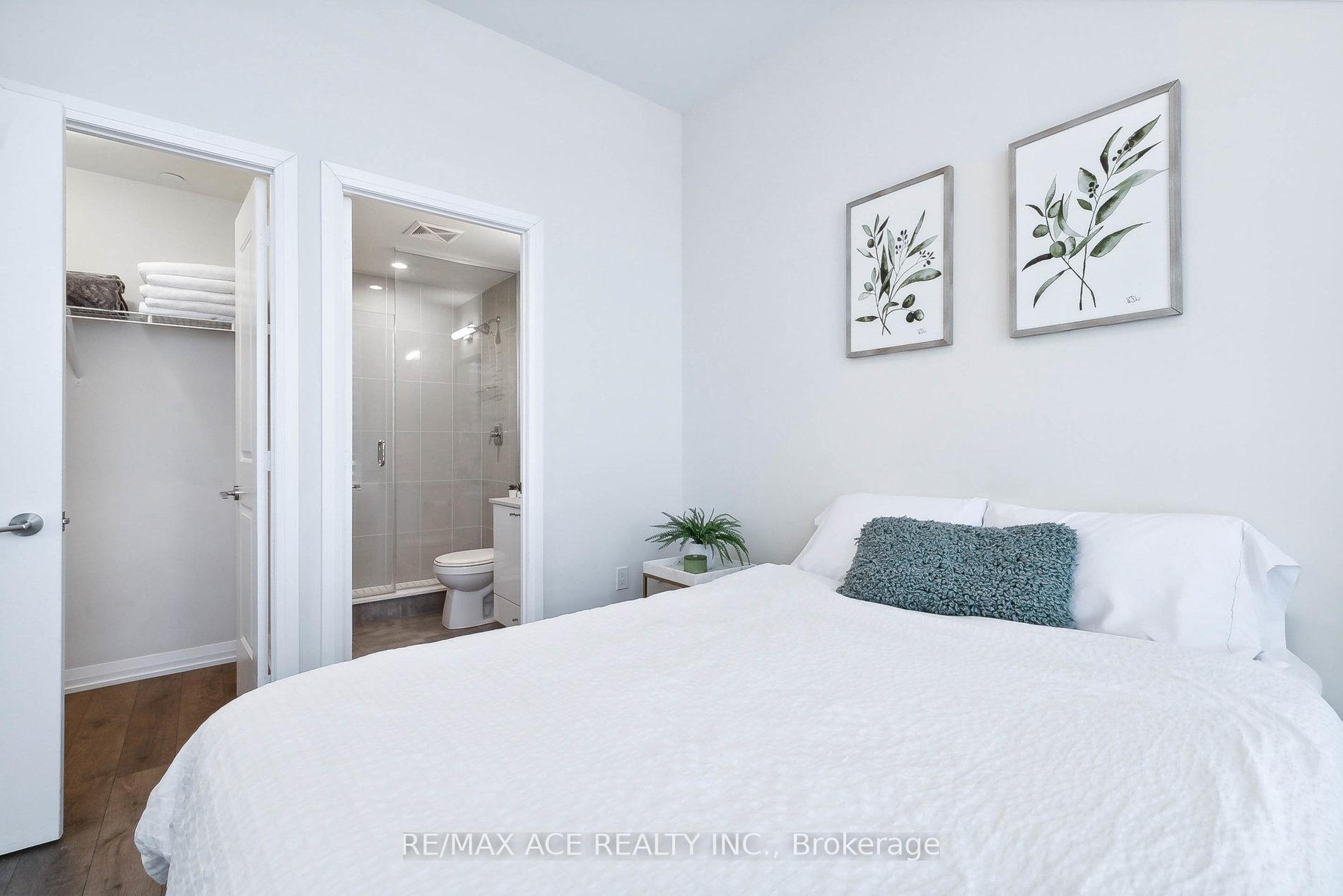 2 Bedrooms Condo at 65 Watergarden, Mississauga For sale