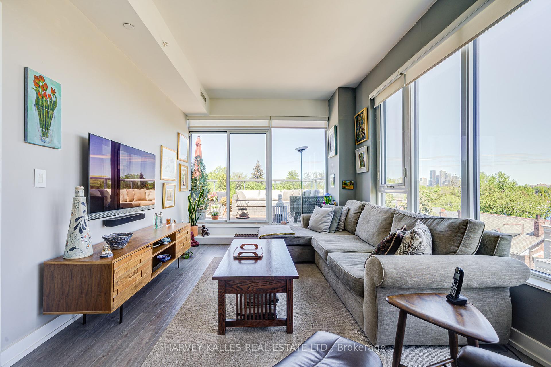 2 Bedrooms Condo at 6 Parkwood, Toronto For sale