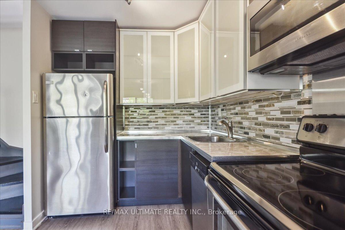 3 Bedrooms Condo at 2001 Bonnymede, Mississauga For sale