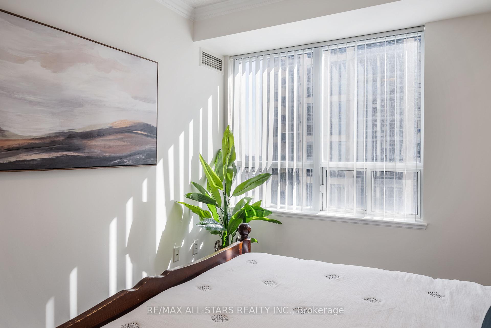 2 Bedrooms Condo at 5 Michael Power, Toronto For sale