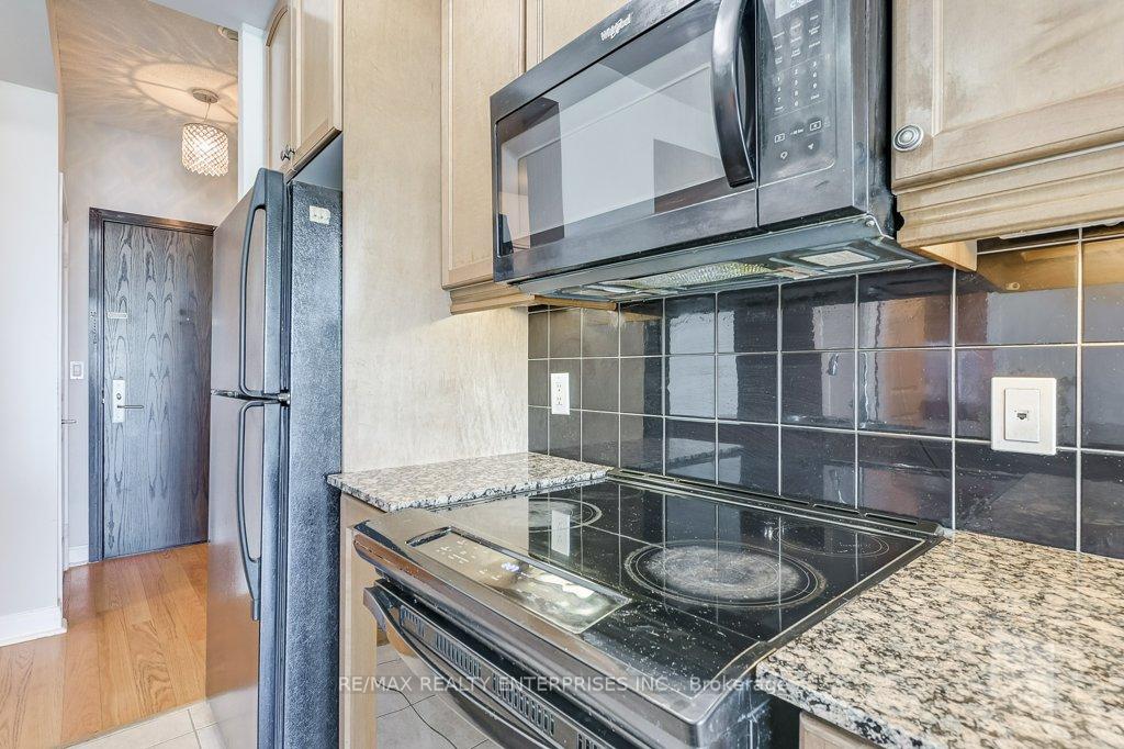 2 Bedrooms Condo at 80 Absolute, Mississauga For sale