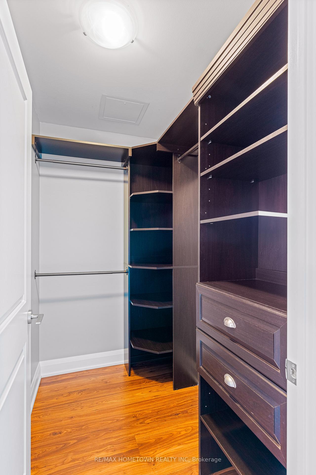 2 Bedrooms Condo at 35 Fontenay, Toronto For sale