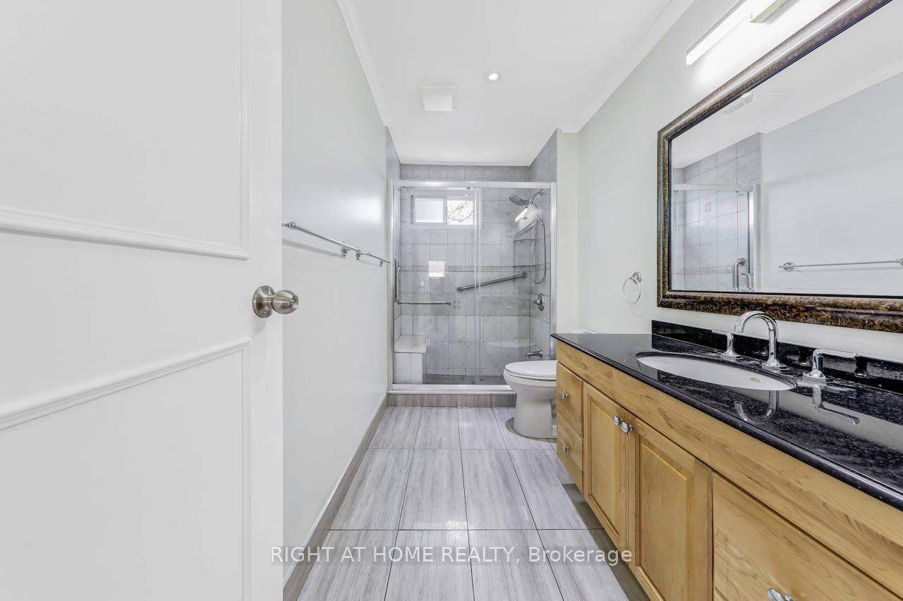 4 Bedrooms Condo at 1055 Shawnmarr, Mississauga For sale