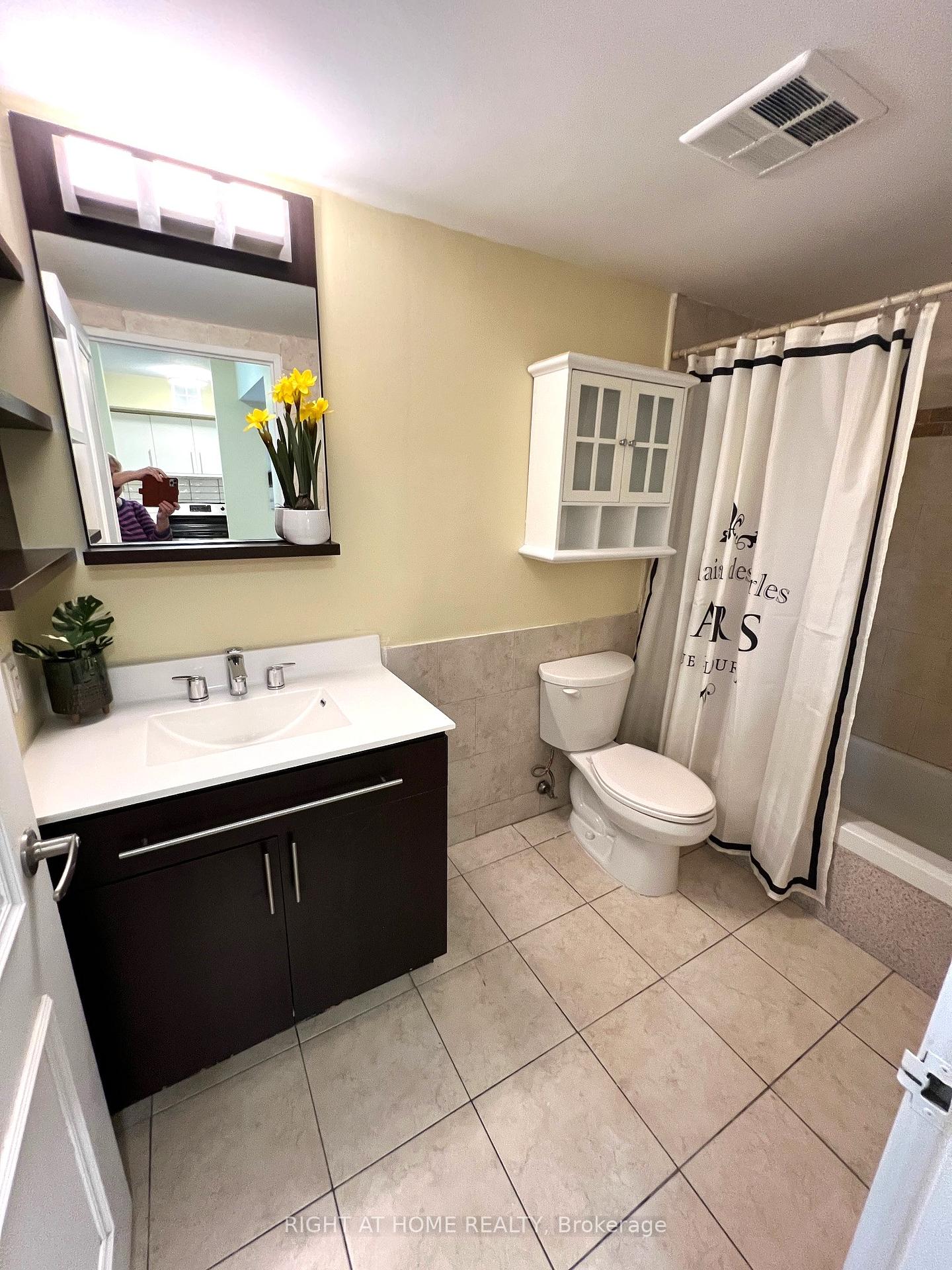 2 Bedrooms Condo at 92 King, Toronto For sale