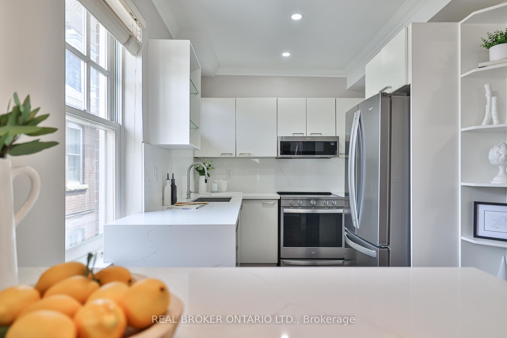2 Bedrooms Condo at 195 Poplar Plains, Toronto For sale