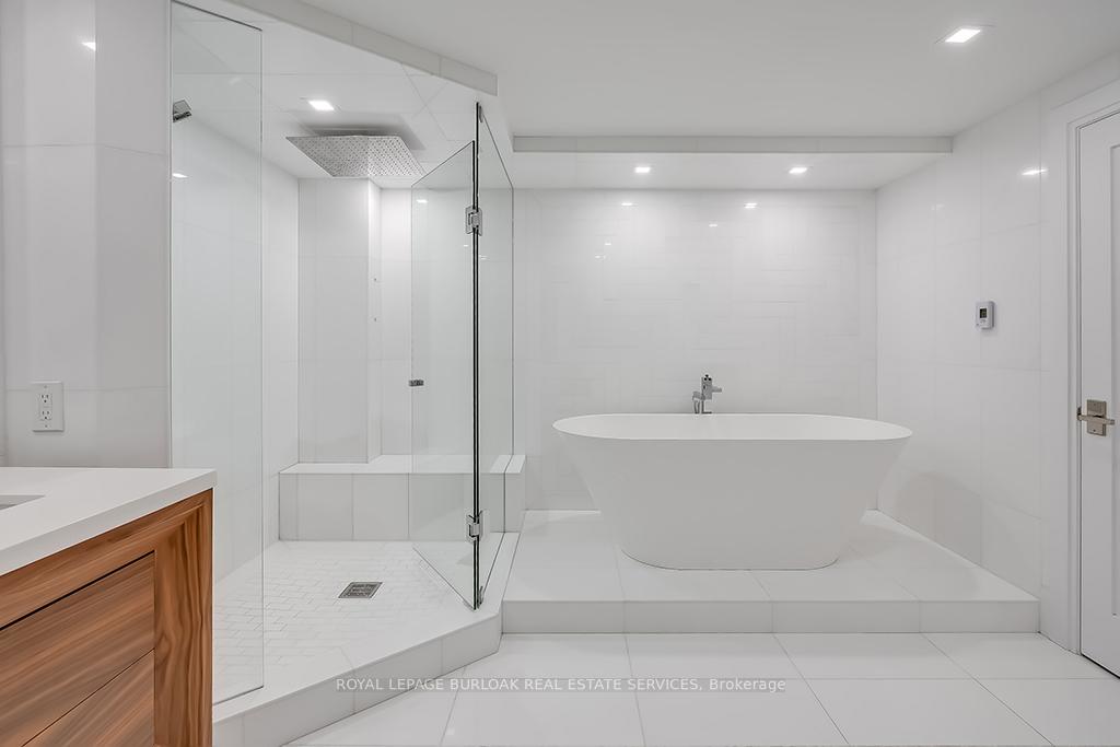 2 Bedrooms Condo at 2190 Lakeshore, Burlington For sale