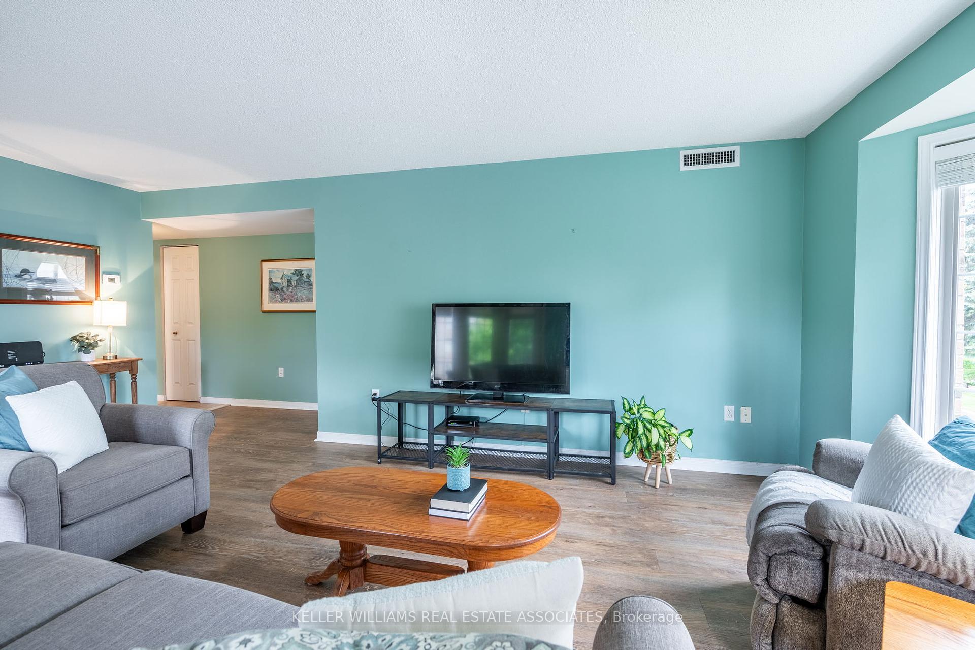 2 Bedrooms Condo at 216 Plains, Burlington For sale