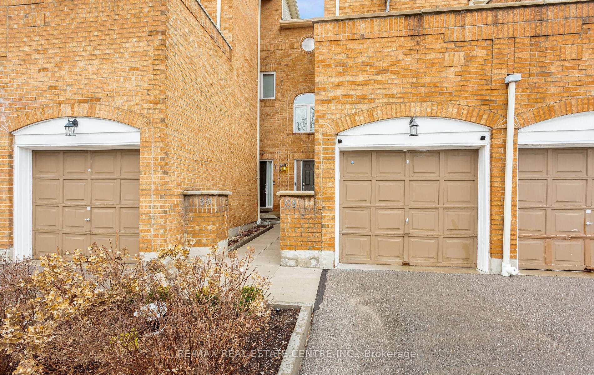 3 Bedrooms Condo at 45 Bristol,  Mississauga For sale