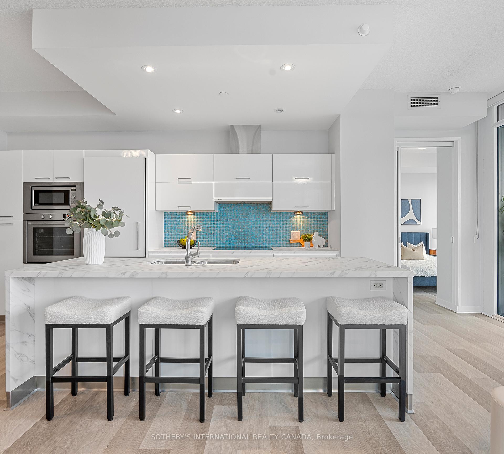 3 Bedrooms Condo at 88 Park Lawn, Toronto For sale