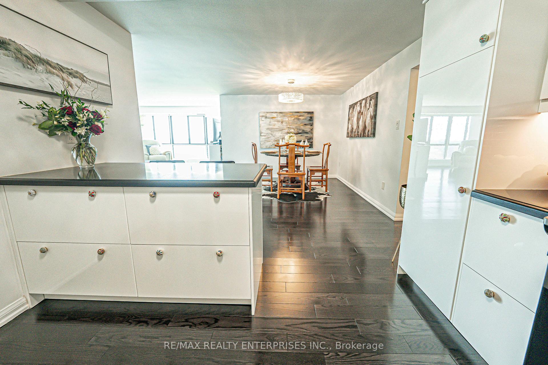 3 Bedrooms Condo at 1400 Dixie, Mississauga For sale