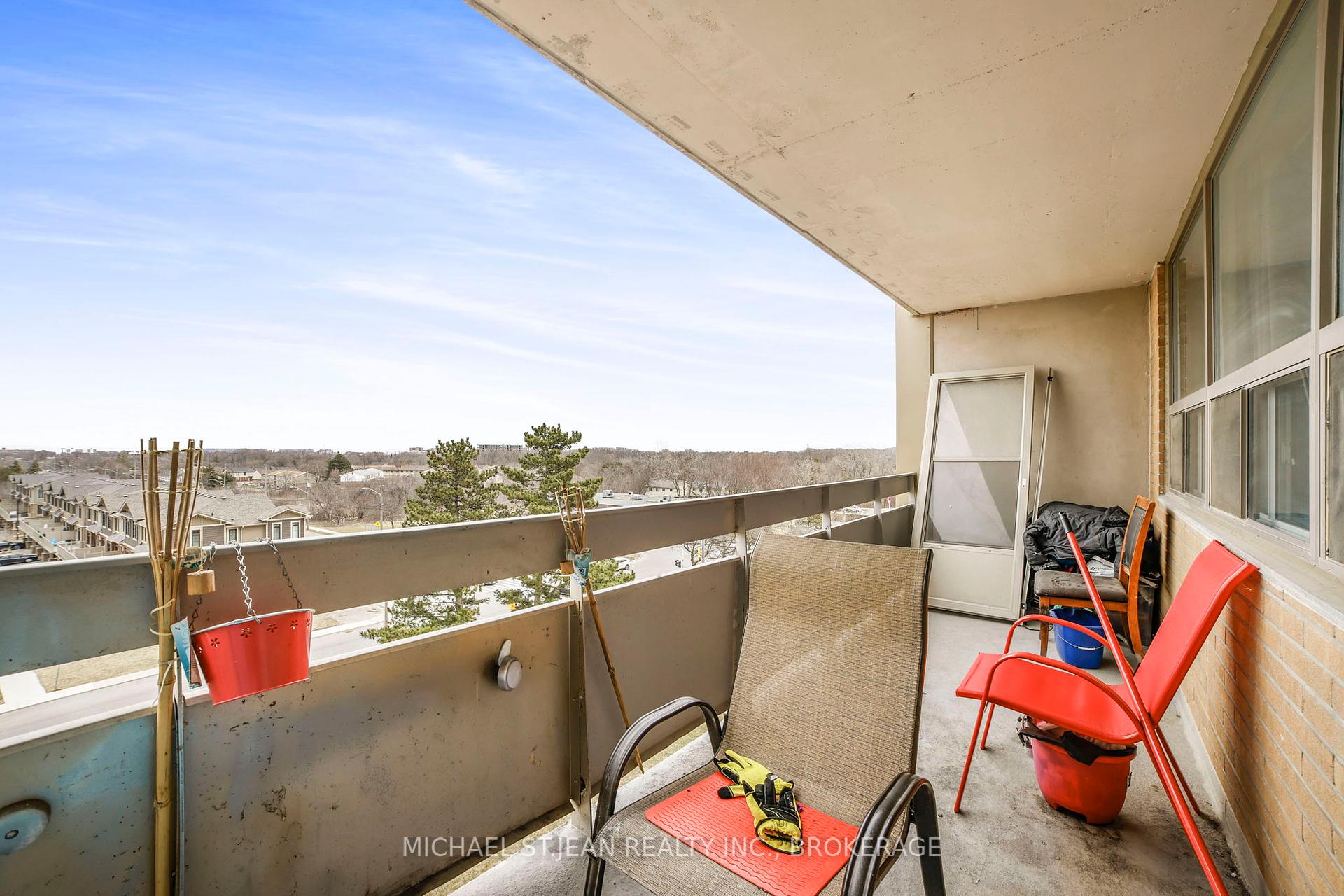 3 Bedrooms Condo at 15 Albright,  Hamilton For sale
