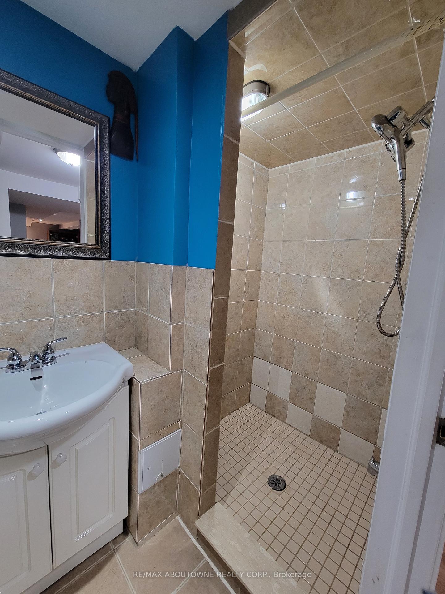3 Bedrooms Condo at 1 Royalwood, Hamilton For sale