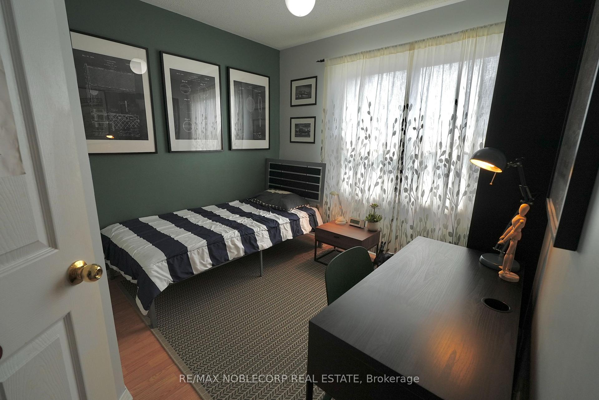 4 Bedrooms Condo at 17 Overlea, Toronto For sale