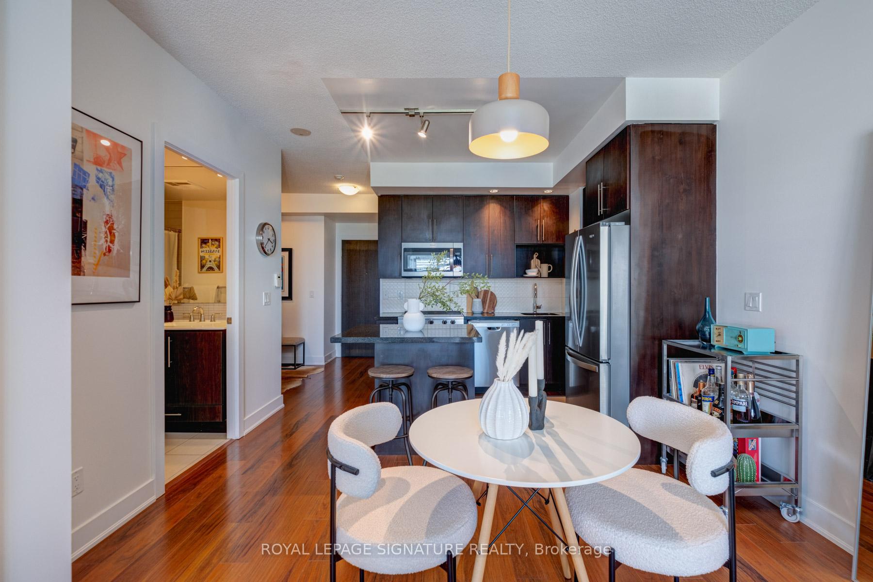 2 Bedrooms Condo at 28 Linden, Toronto For sale