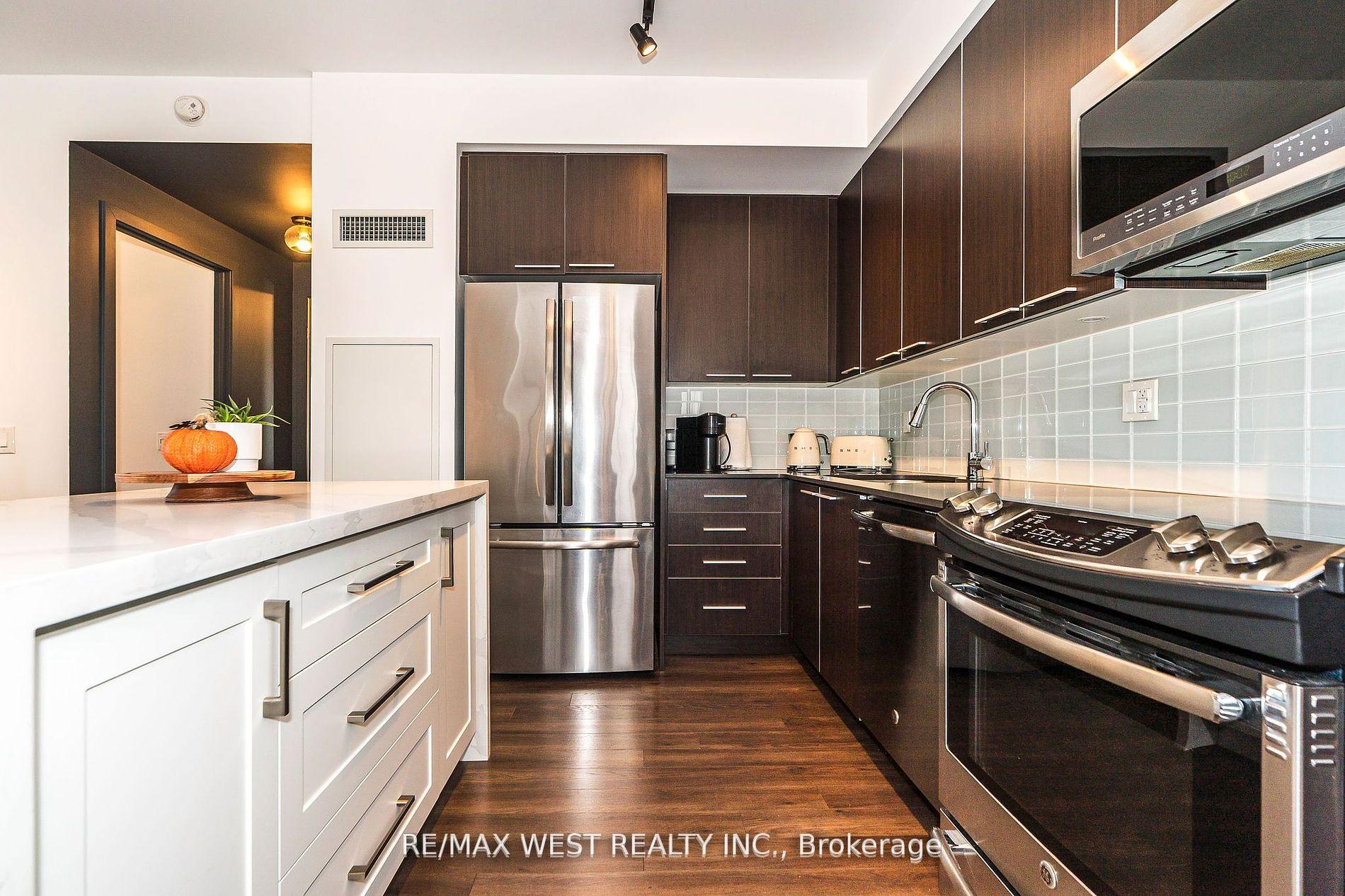 1 Bedroom Condo at 10 Park Lawn, Toronto For sale