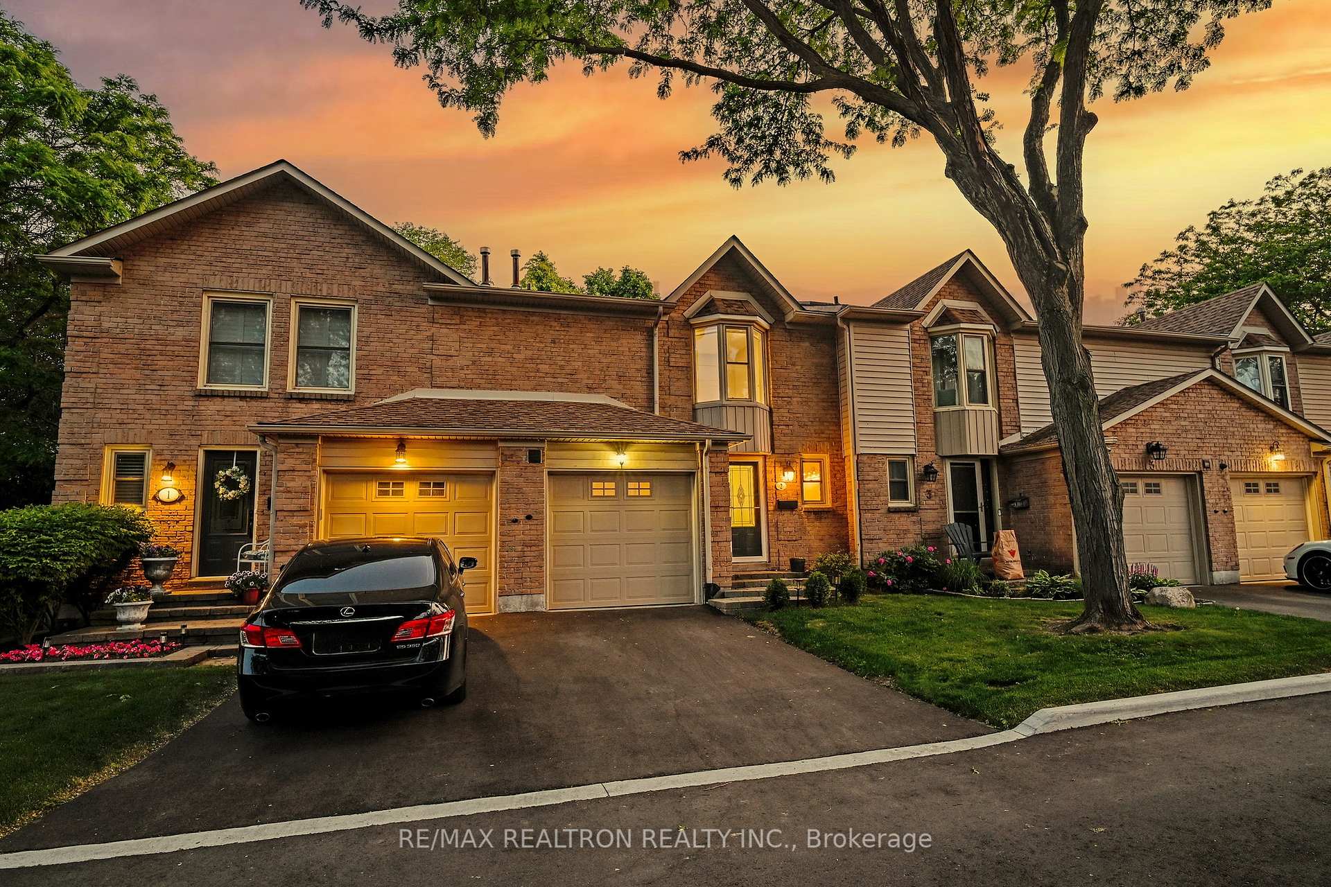 3 Bedrooms Condo at 5411 Lakeshore, Burlington For sale