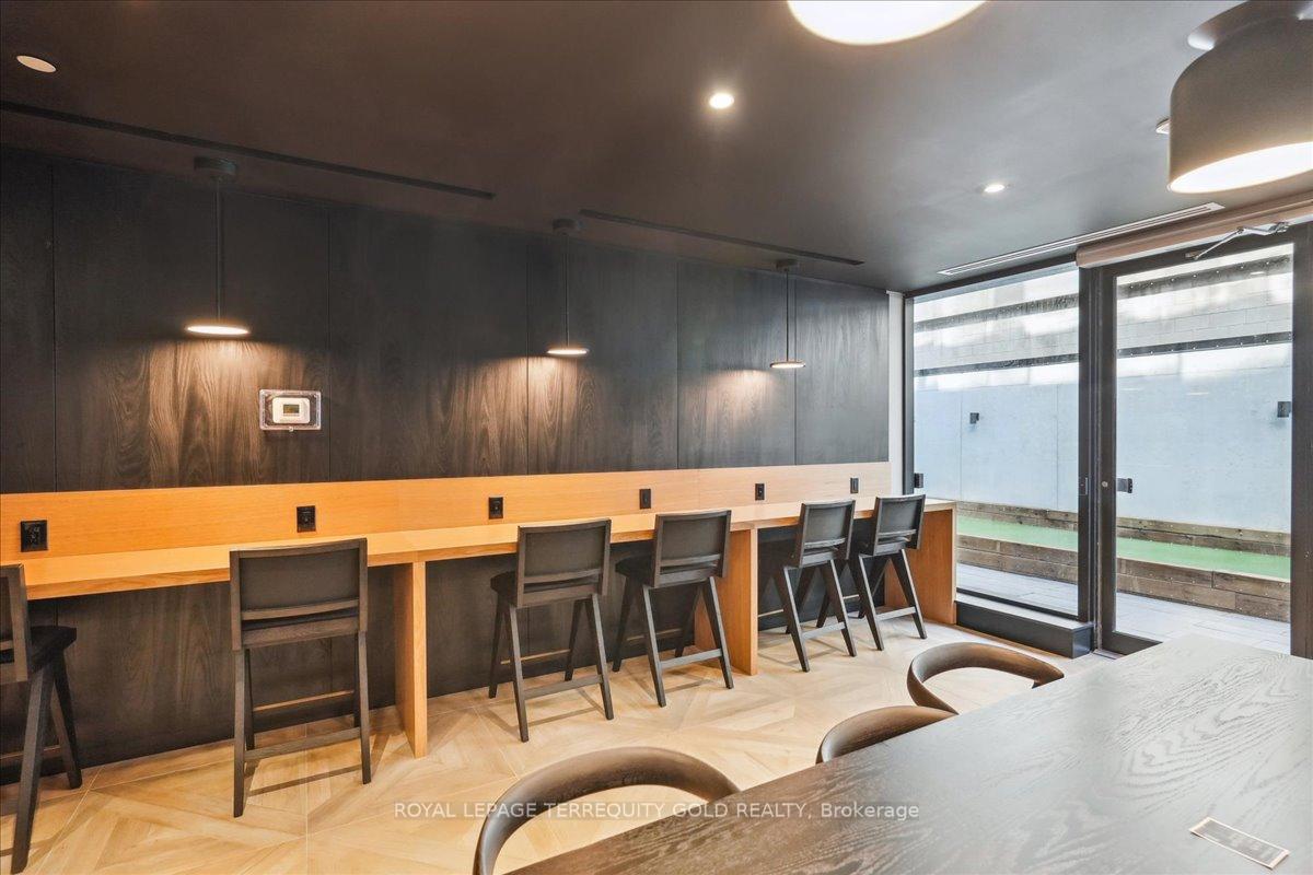 3 Bedrooms Condo at 195 McCaul, Toronto For sale
