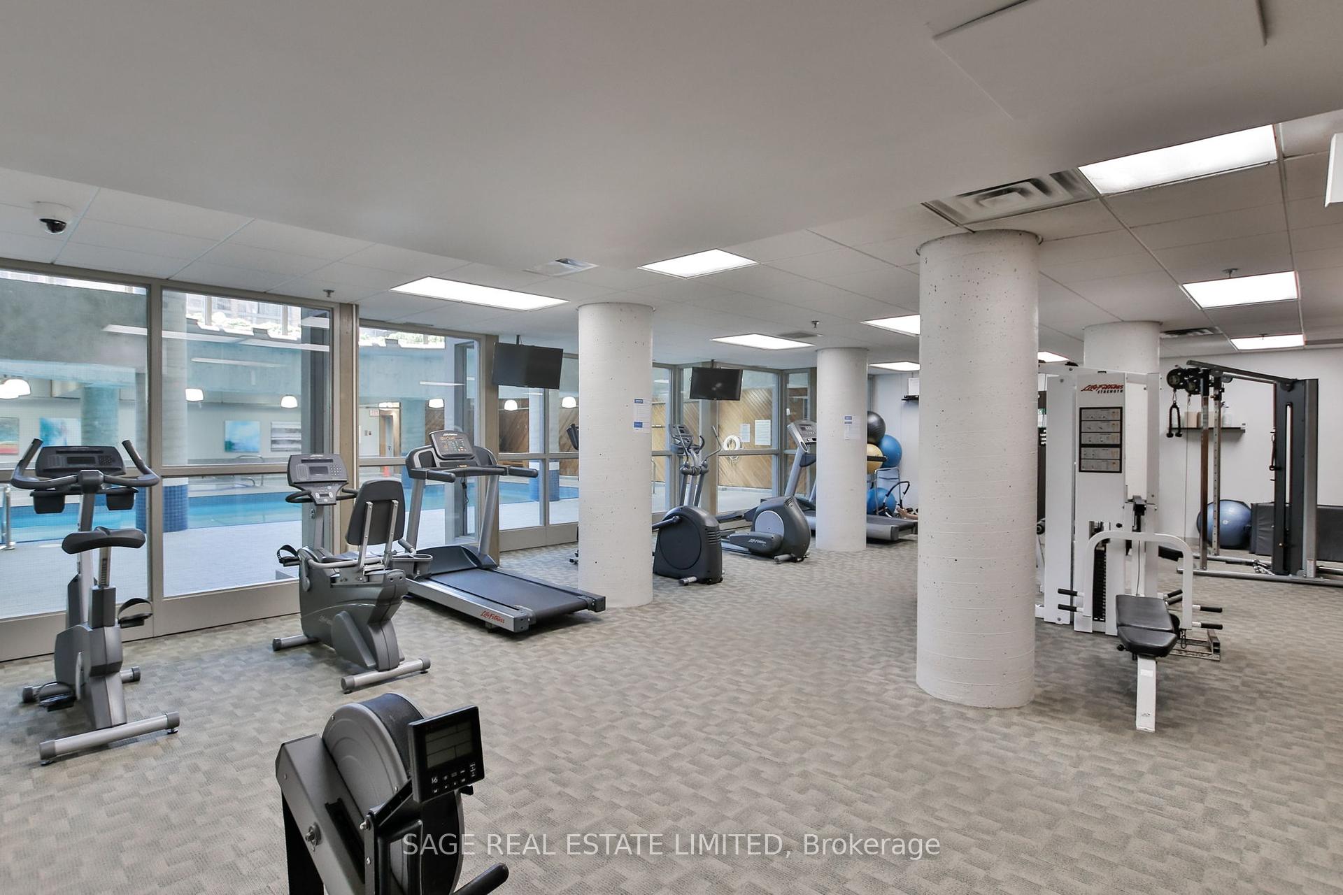 2 Bedrooms Condo at 15 Maitland, Toronto For sale