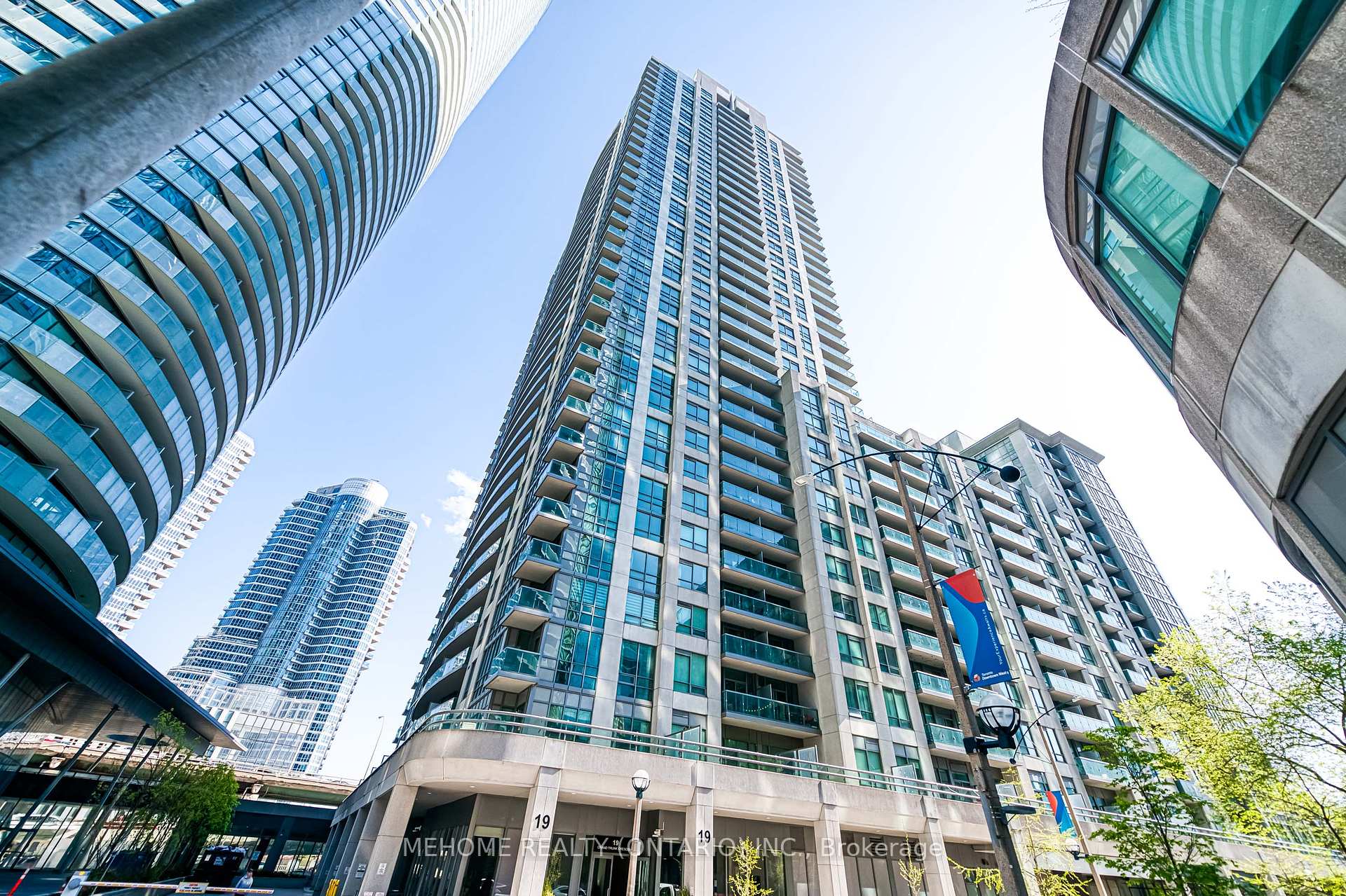 3 Bedrooms Condo at 19 Grand Trunk, Toronto For sale