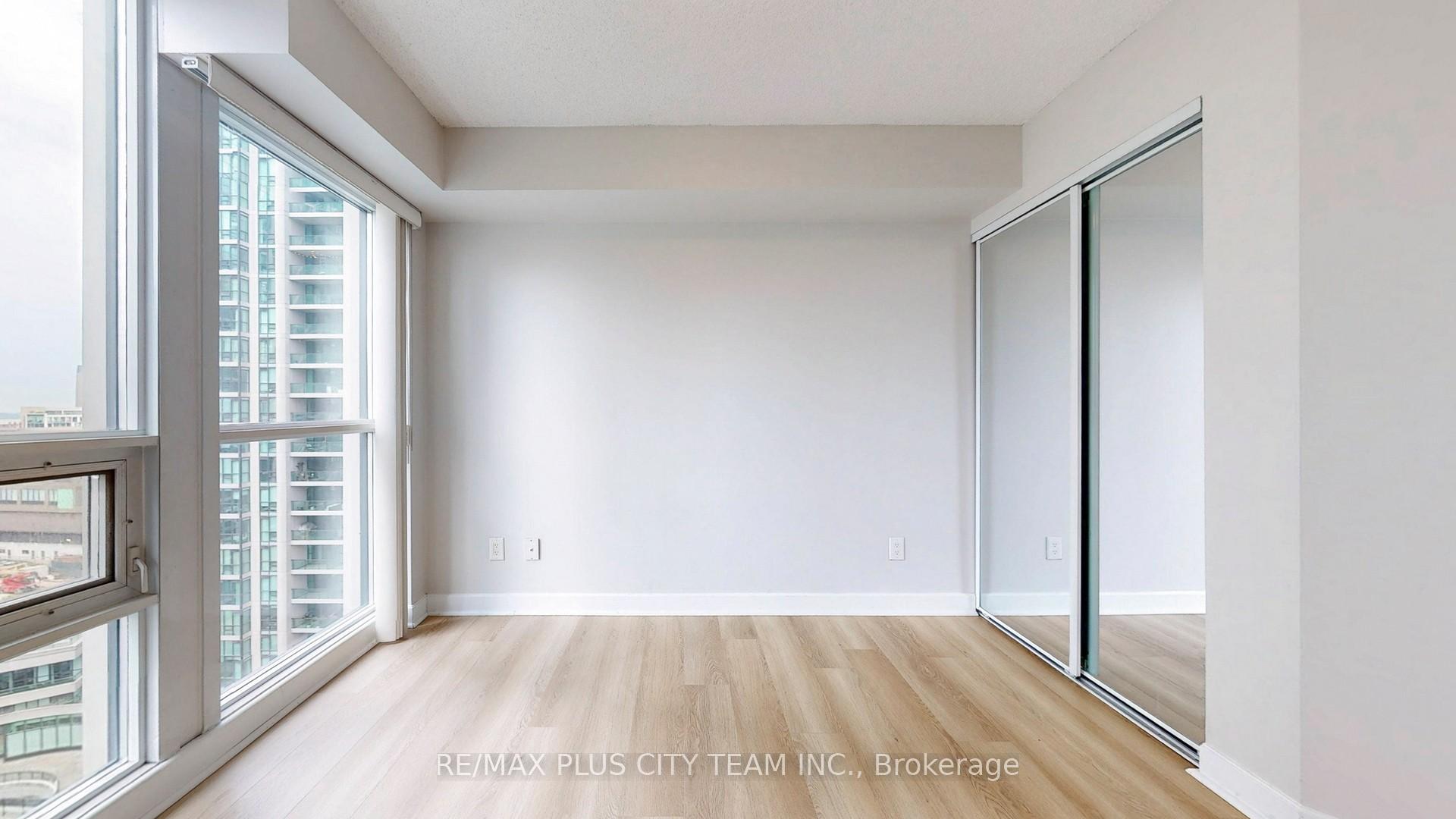 2 Bedrooms Condo at 18 Harbour, Toronto For sale