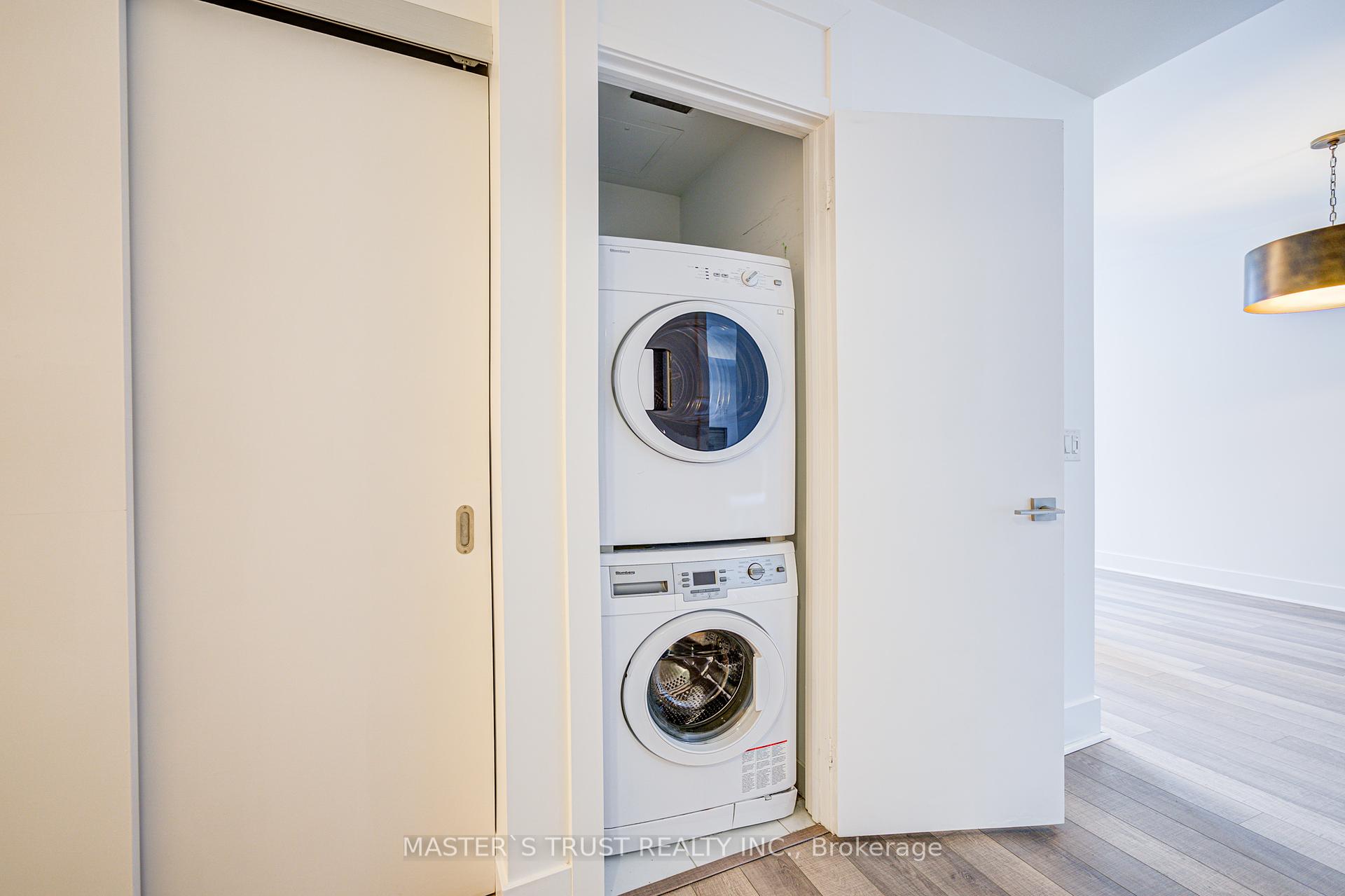 2 Bedrooms Condo at 32 Davenport, Toronto For sale
