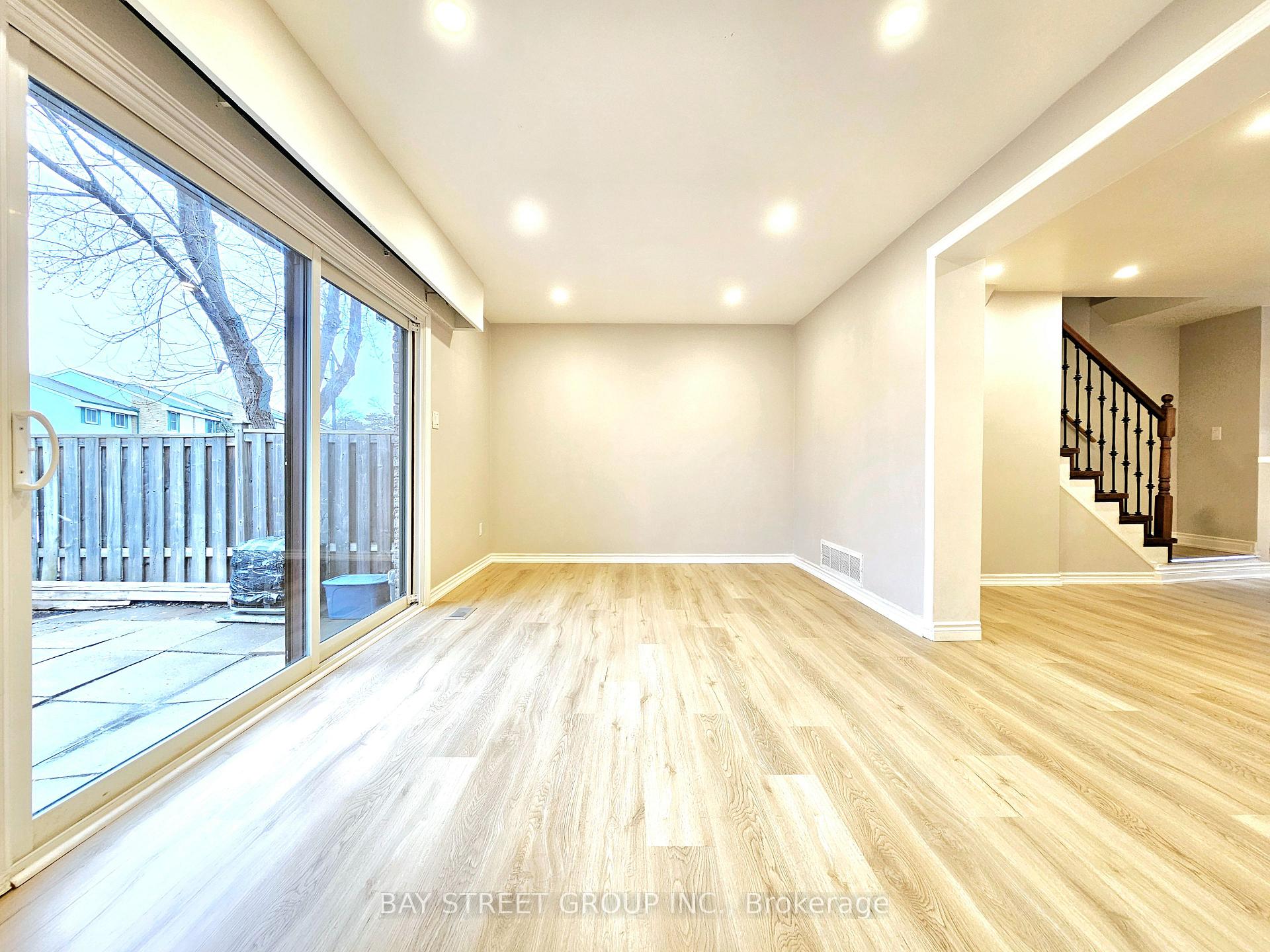 3 Bedrooms Condo at 2779 Gananoque, Mississauga For sale
