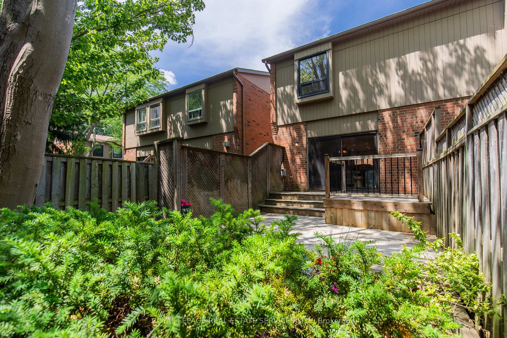 3 Bedrooms Condo at 3122 Lakeshore, Oakville For sale