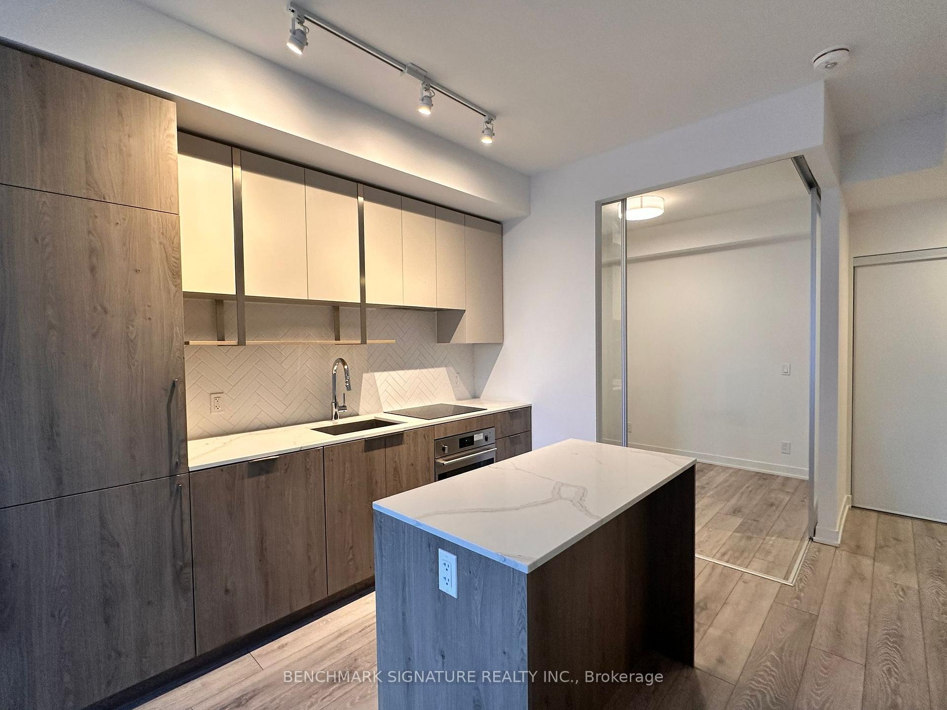 2 Bedrooms Condo at 15 Holmes, Toronto For sale