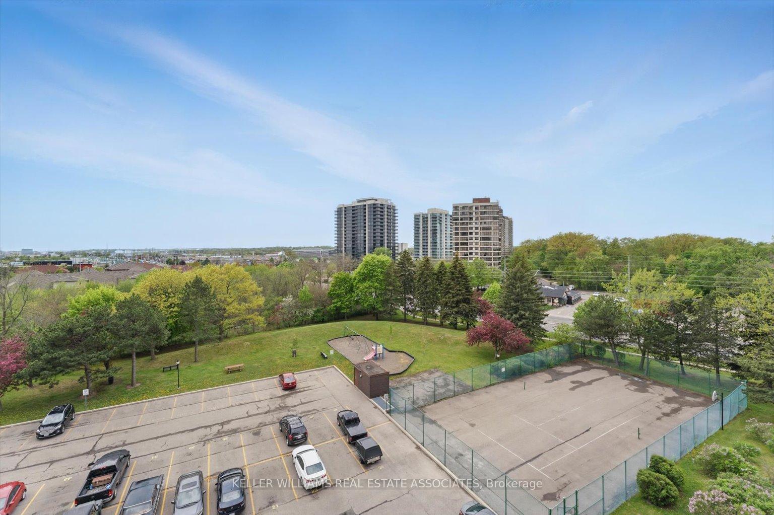 2 Bedrooms Condo at 966 Inverhouse, Mississauga For sale