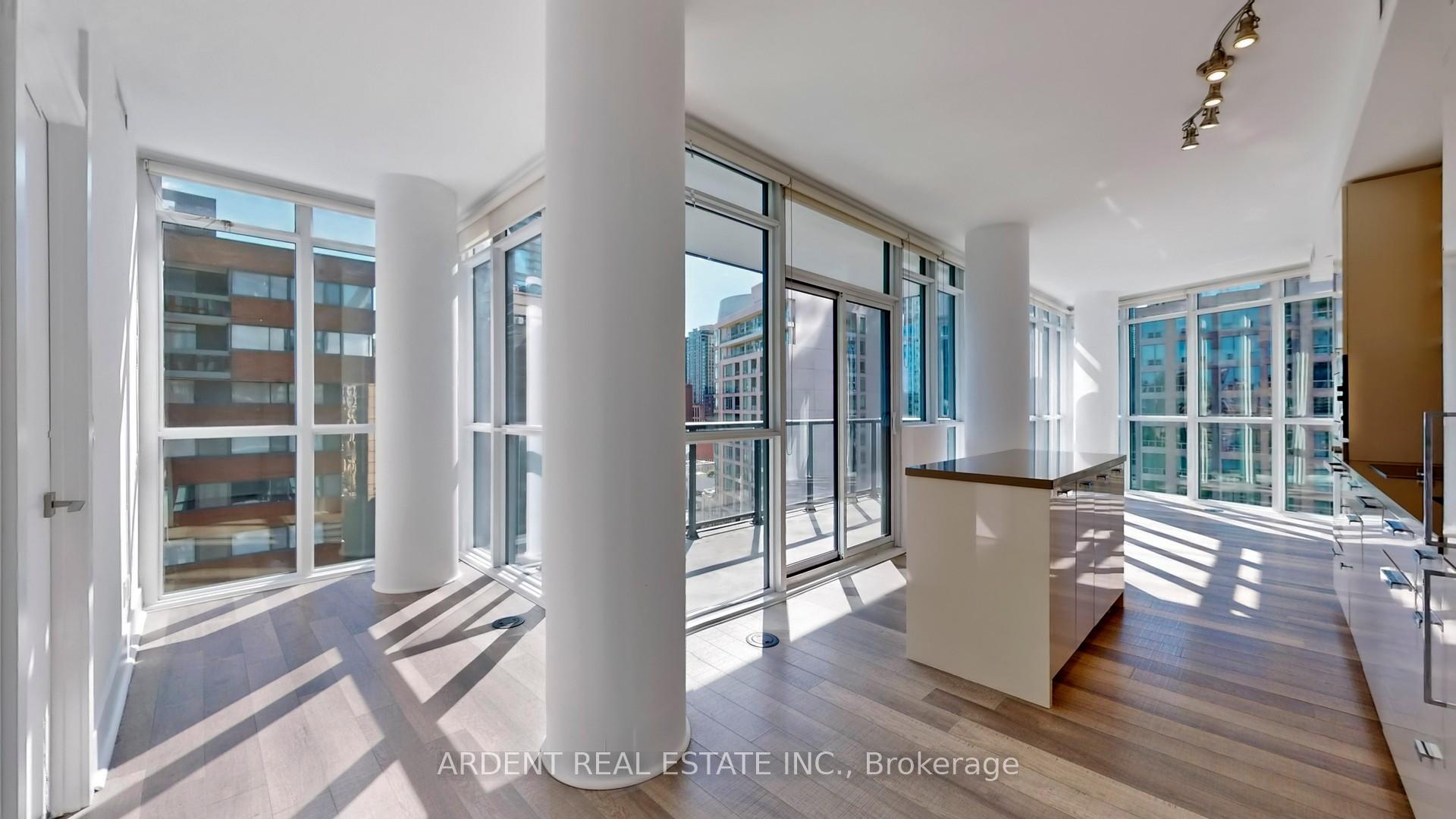 3 Bedrooms Condo at 32 Davenport,  Toronto For sale