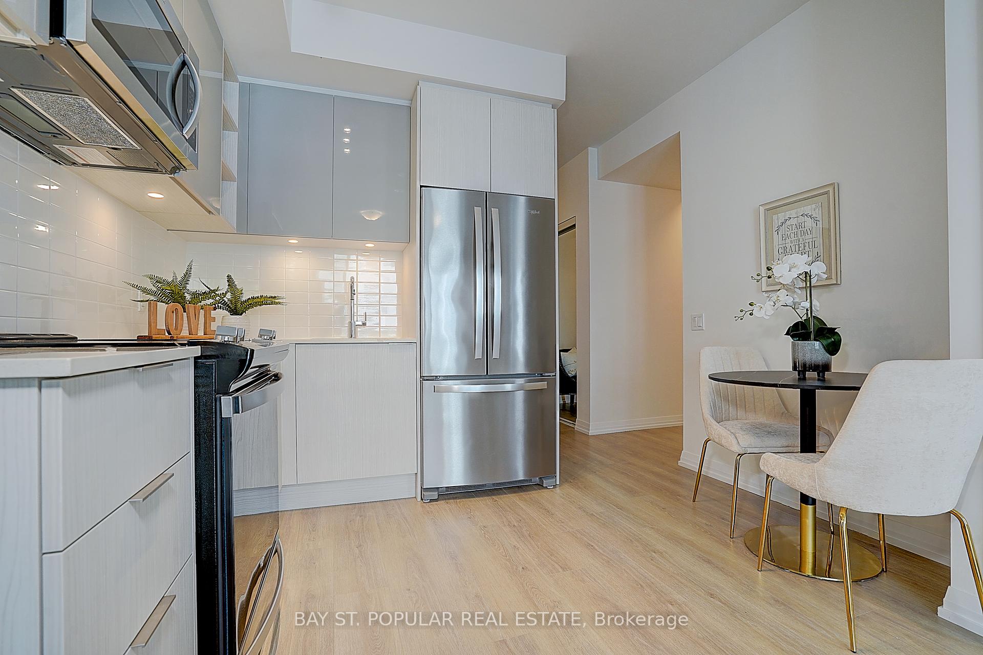 2 Bedrooms Condo at 50 Dunfield, Toronto For sale