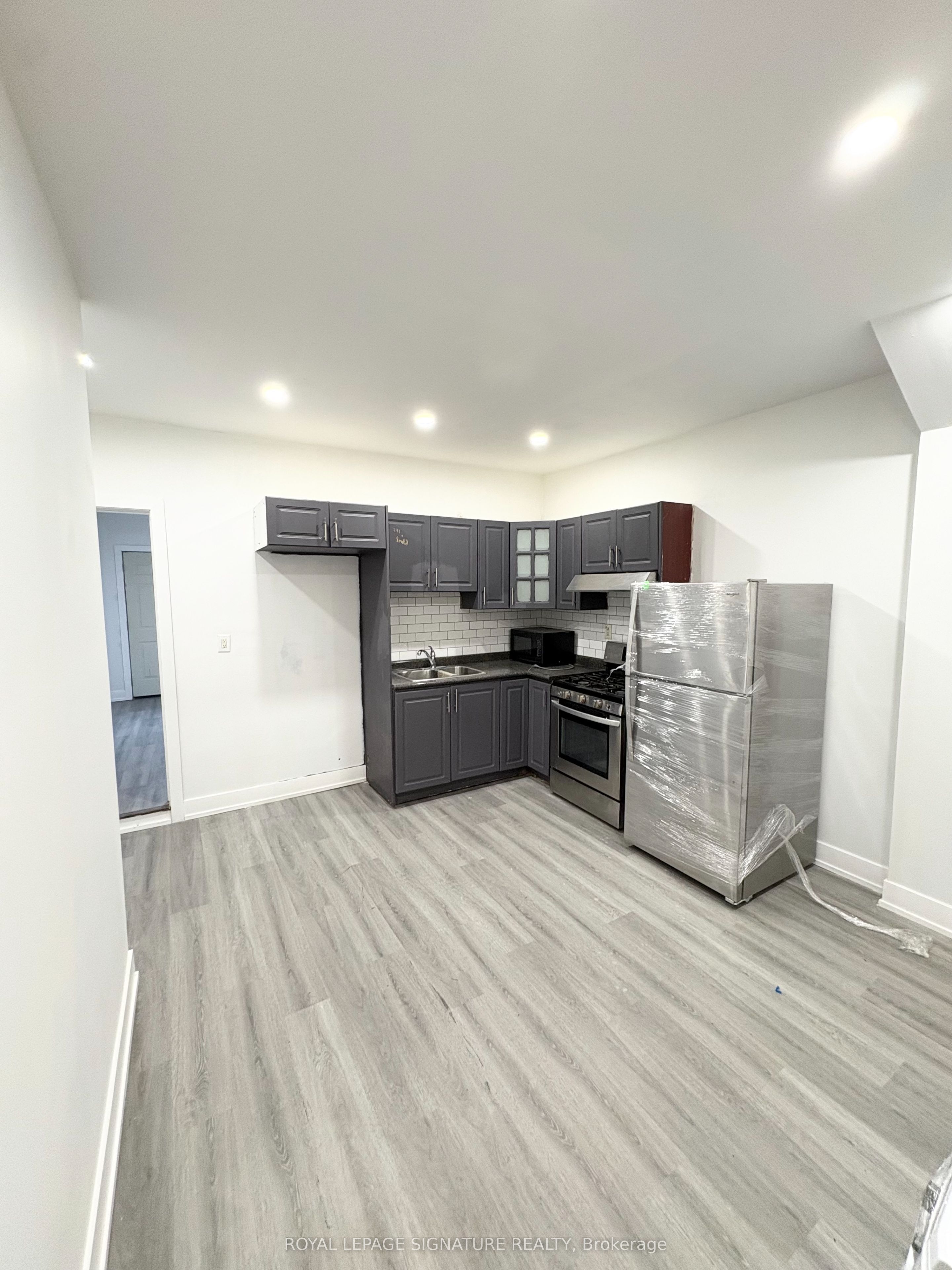 172 Coxwell Avenue, #Main