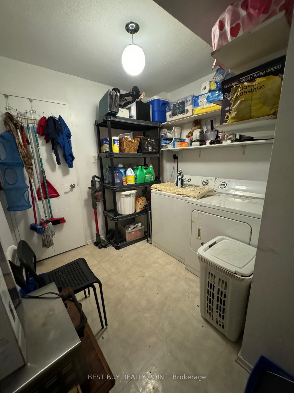 3 Bedrooms Condo at 15 La Rose, Toronto For sale
