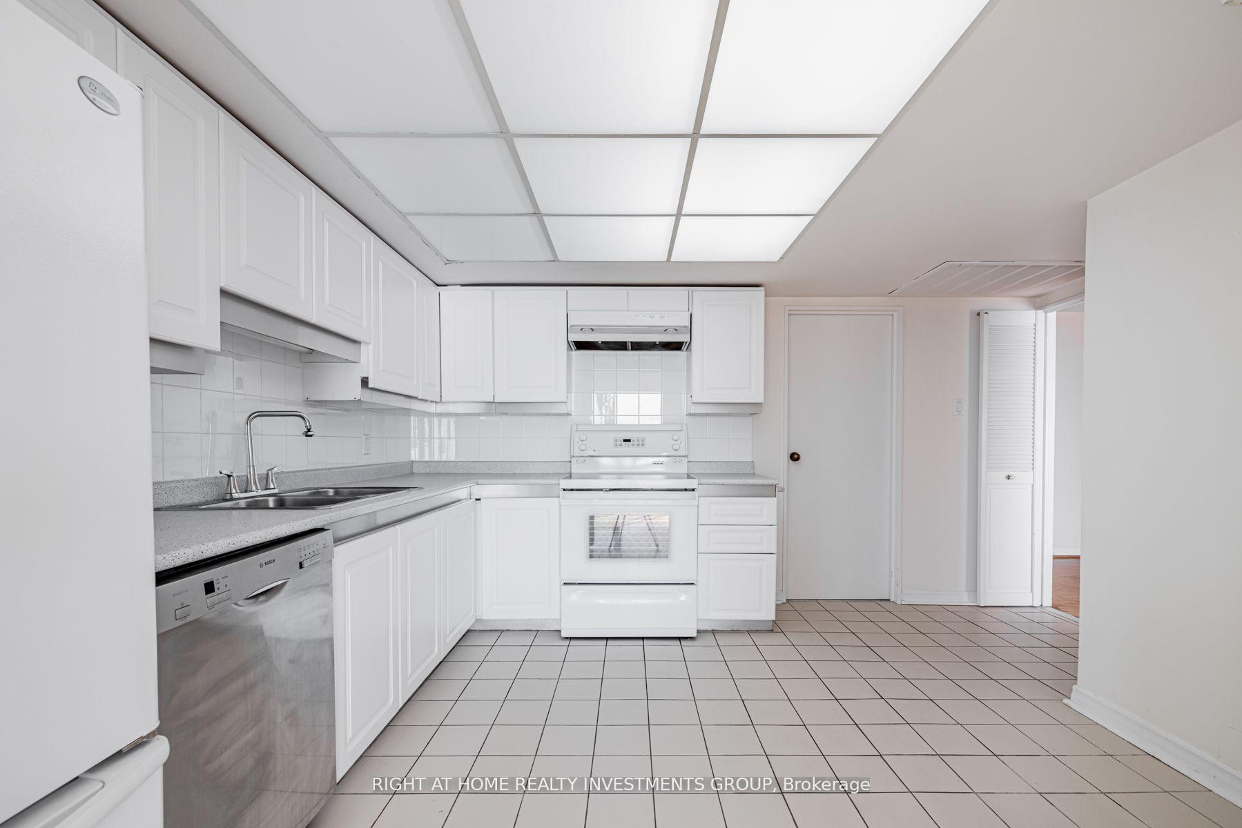3 Bedrooms Condo at 65 Harbour,  Toronto For sale