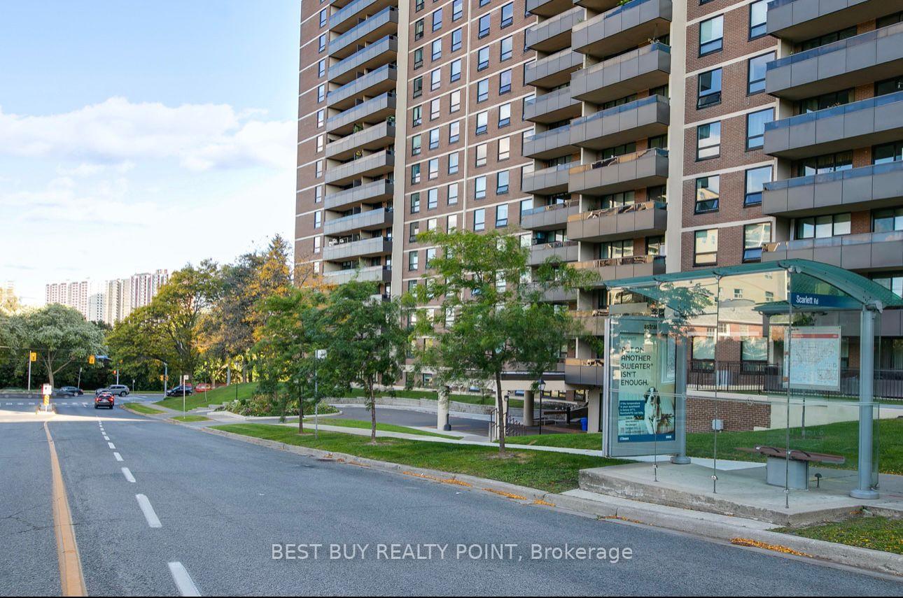 3 Bedrooms Condo at 15 La Rose, Toronto For sale