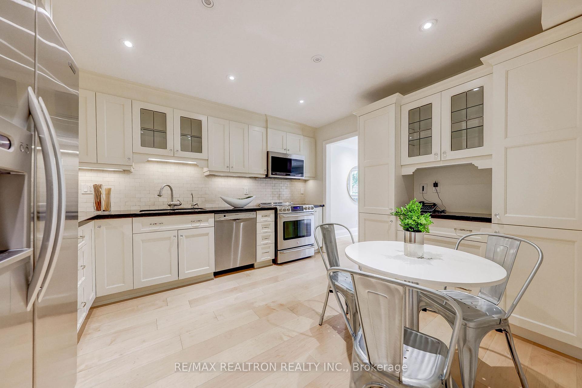 5 Bedrooms Condo at 14 Anvil Millway, Toronto For sale