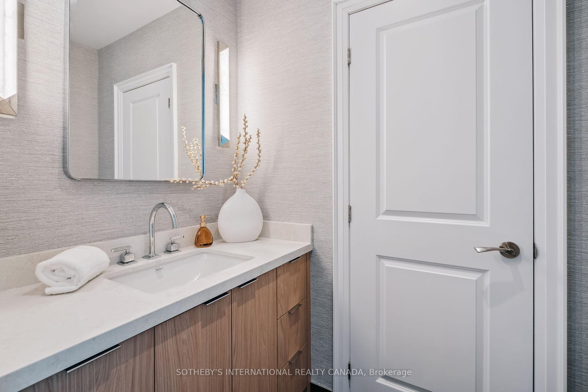 3 Bedrooms Condo at 1 Bedford, Toronto For sale