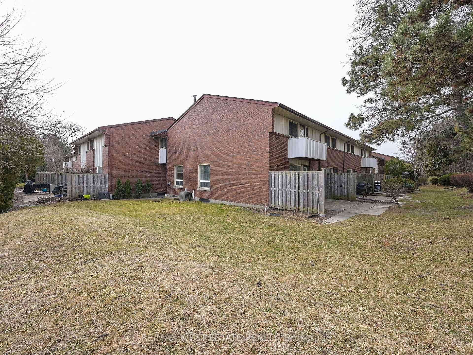 4 Bedrooms Condo at 3665 Flamewood,  Mississauga For sale