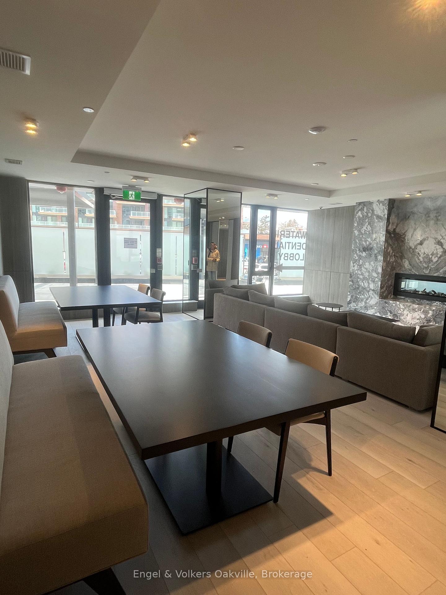 2 Bedrooms Condo at 220 Missinnihe, Mississauga For sale