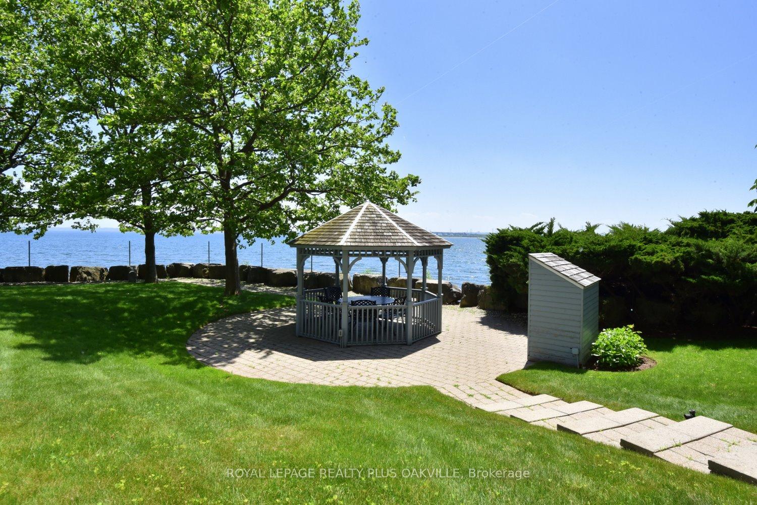 2 Bedrooms Condo at 2190 Lakeshore, Burlington For sale