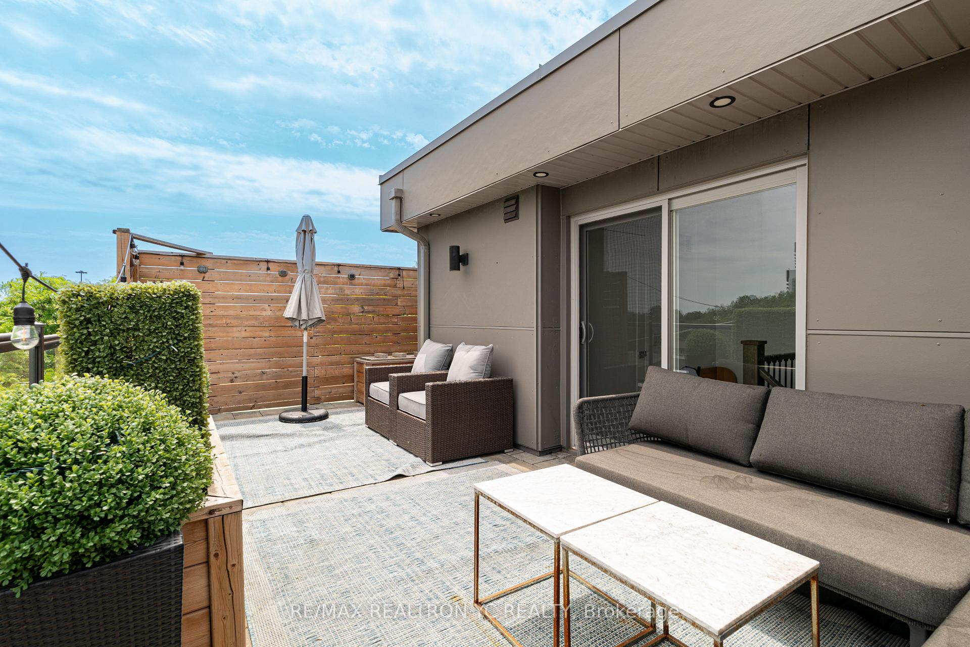 4 Bedrooms Condo at 18 Greenbriar, Toronto For sale