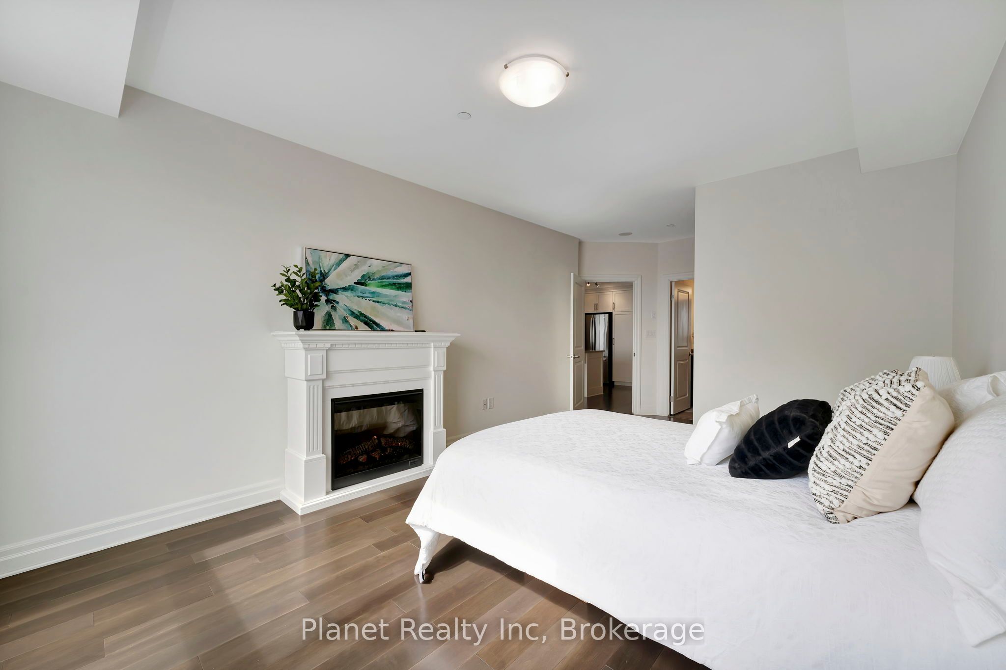 160 Macdonell Street, #906