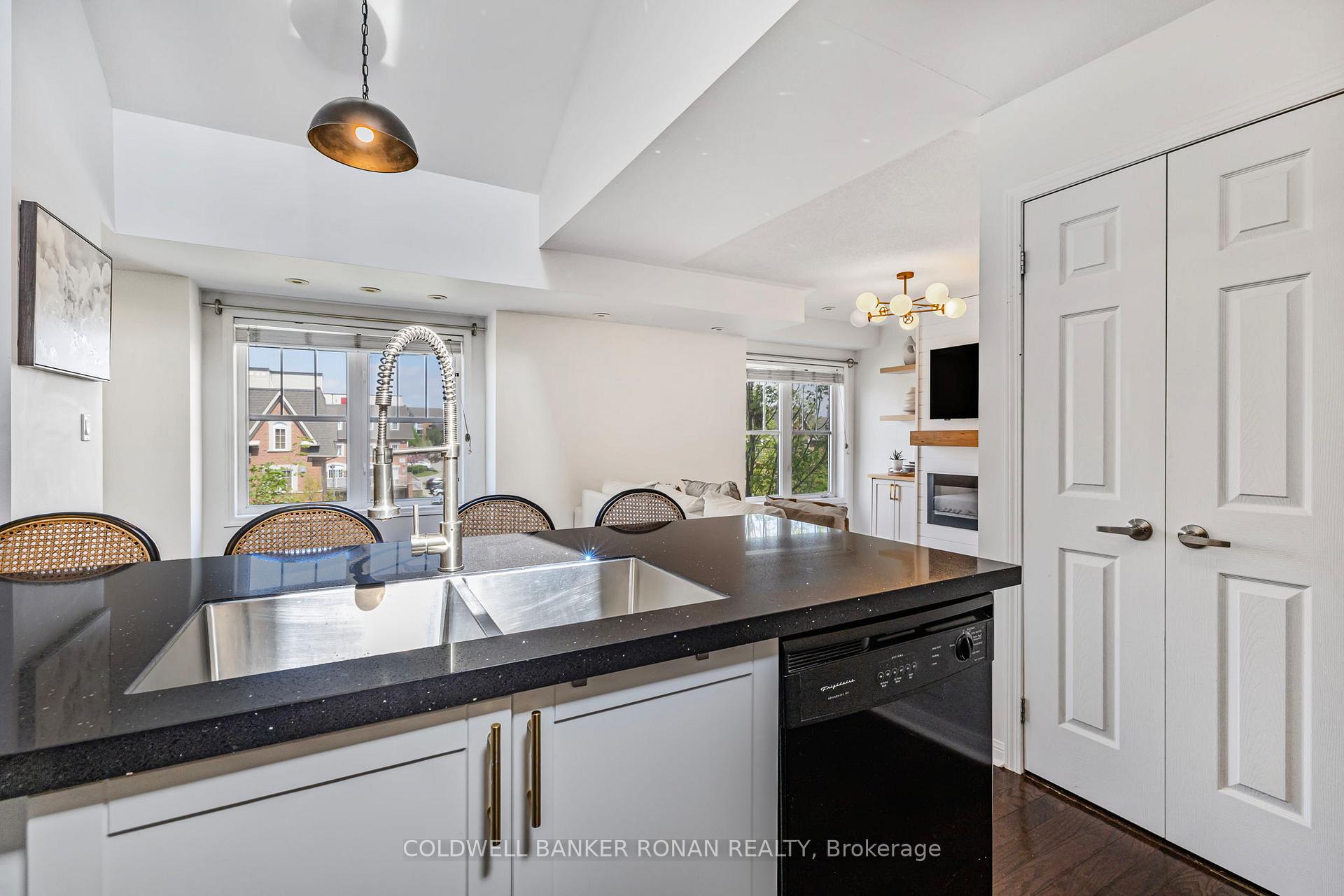 3 Bedrooms Condo at 600 Shoreline, Mississauga For sale